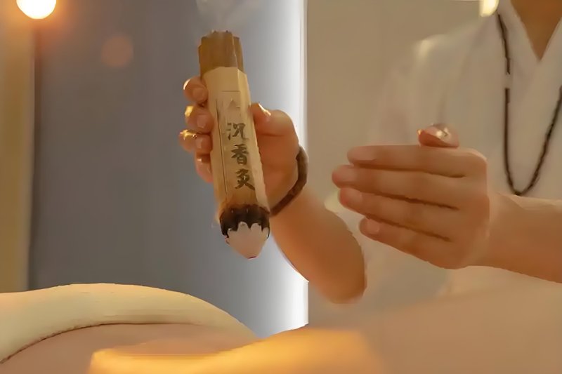 你是否也曾被艾灸的神秘疗效所吸引，却因看不到真实的治疗过程而感到困惑？本文将通过一系列真实案例和详细步骤解析，揭开艾灸疗法背后的秘密。